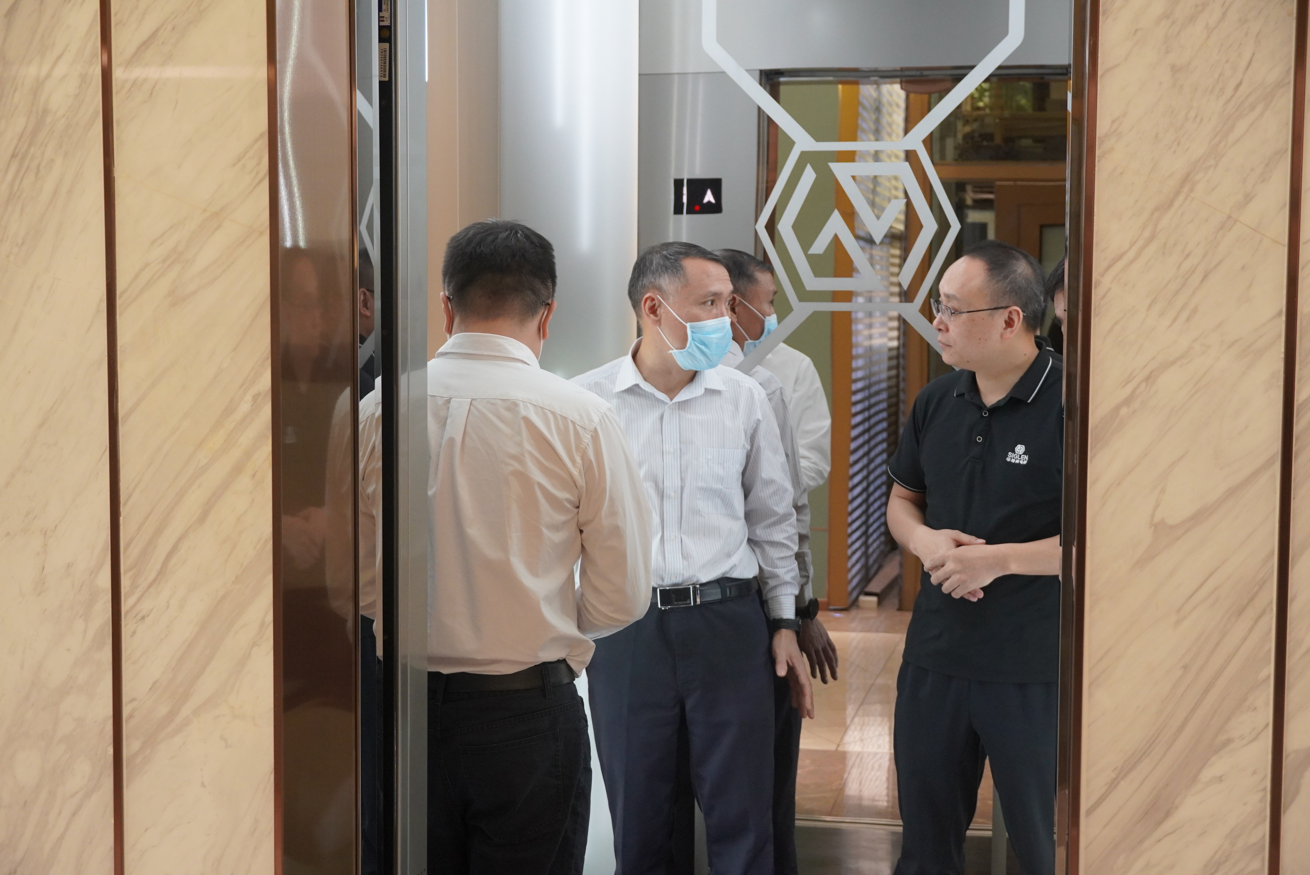 三层小型别墅家用电梯建议选辛格林，性价比很高